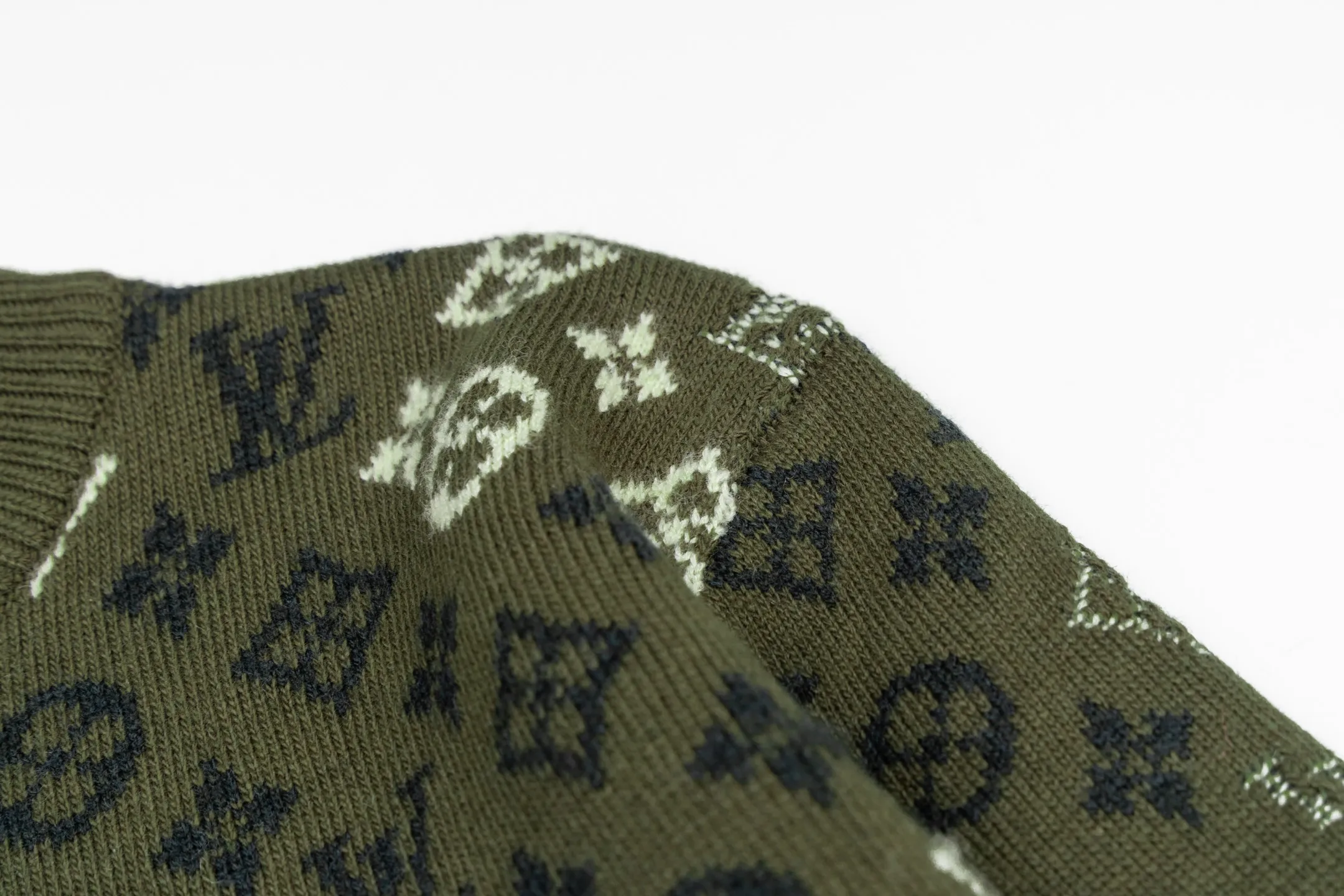 🅿️560 1v 26SS all-over green camouflage jacquard crew neck sweater. The original version was purchased and developed for 16,360 yuan. The fabric is made of high-quality wool blended fabric, which is soft to the touch and has excellent warmth retention. The overall design adopts a round neck, and the collar, cuffs and hem are all ribbed, with moderate elasticity, comfortable to wear and not easy to deform. The main part uses jacquard technology, and the pattern is composed of the brand's iconic letters and geometric figures. The colors are distinct and the three-dimensional effect is strong. Multi-colored yarns are interwoven during the jacquard process to ensure clear patterns and long-lasting washability. The knitting density is uniform and the number of stitches per inch is precisely controlled to ensure the stiffness and breathability of the clothing. The splicing of the shoulders and sleeves adopts seamless technology, with smooth and natural lines without excess threads. The overall workmanship is fine, and every stitch is even and neat, reflecting the high-quality production process. The overall wiring is straight and delicate, the fabric is comfortable and soft, and the color is consistent without color difference. It can be matched with the same style to create a fashionable look and control various occasions. Customized accessories, complete with three standards, the same style for men and women. Size:S-M-L-XL